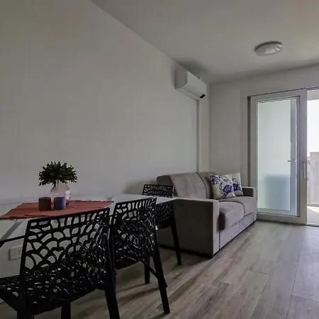 Renovated Flat With Terrace In アパート