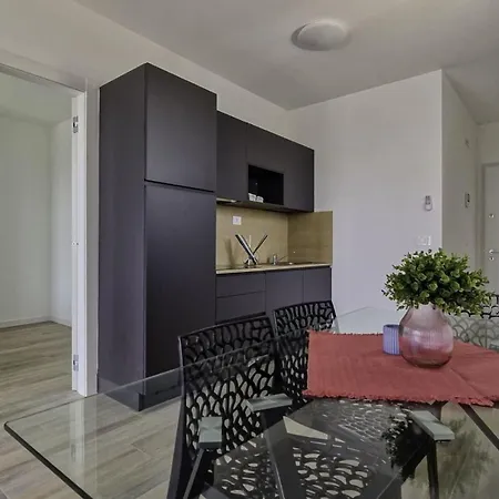 Renovated Flat With Terrace In アパート *