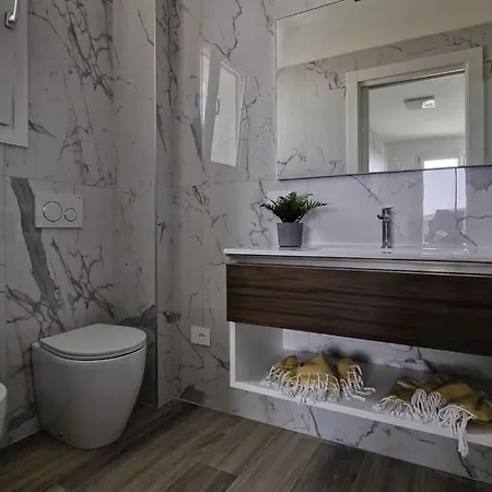 아파트 Renovated Flat With Terrace In