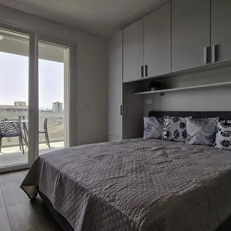 Renovated Flat With Terrace In Apartment