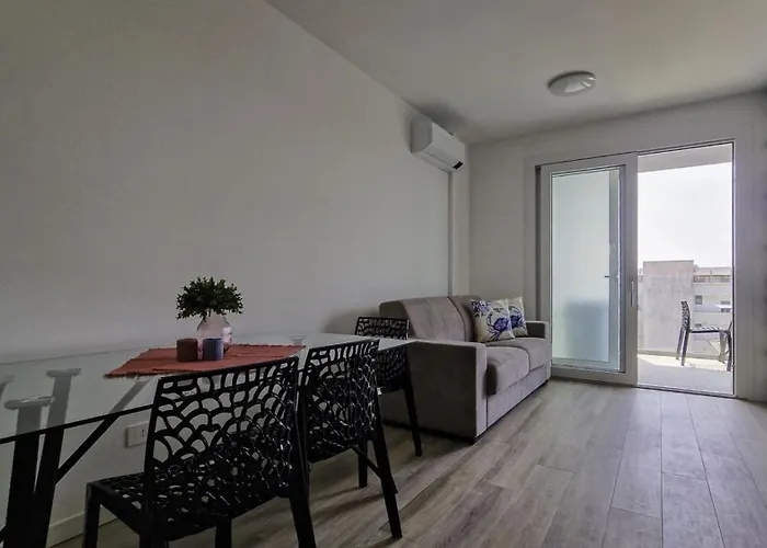 Renovated Flat With Terrace In شقة
